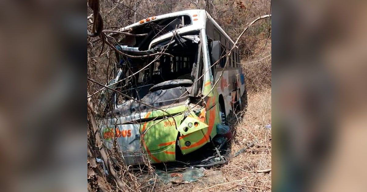 Autobús de pasajeros deja al menos 30 heridos en El Mogote