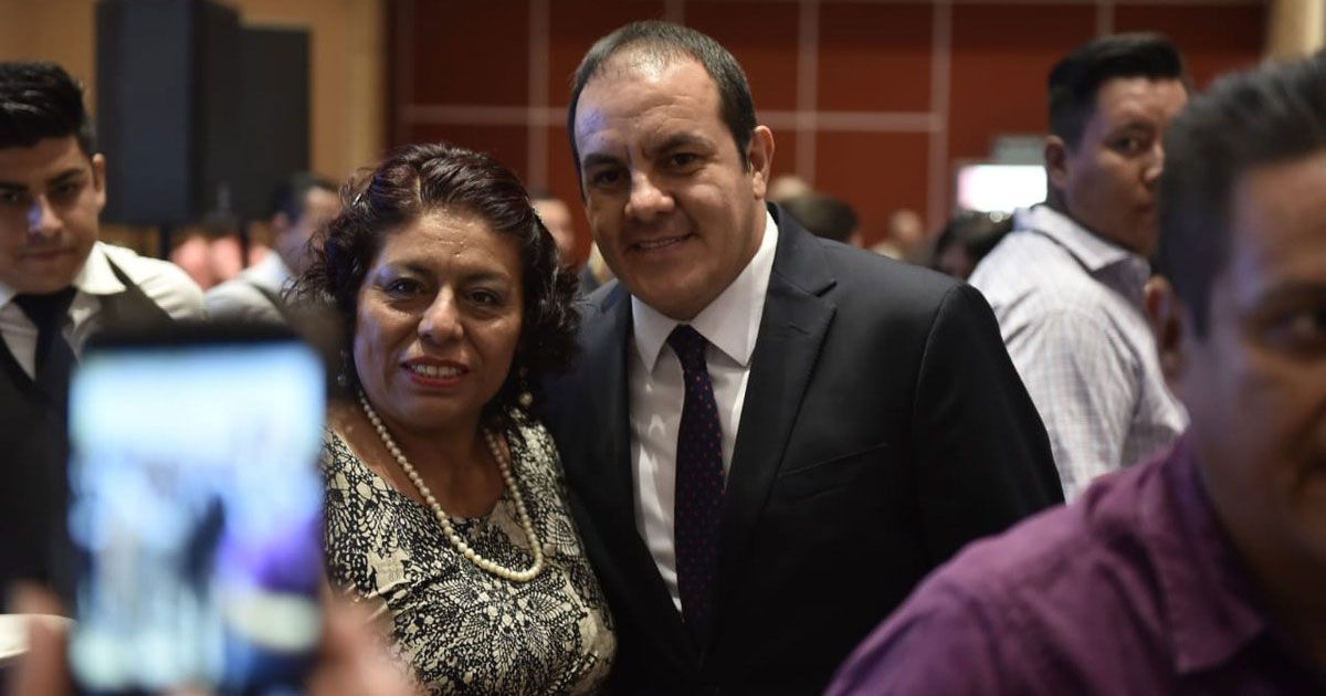 Entrega Cuauhtémoc reconocimiento a maestros
