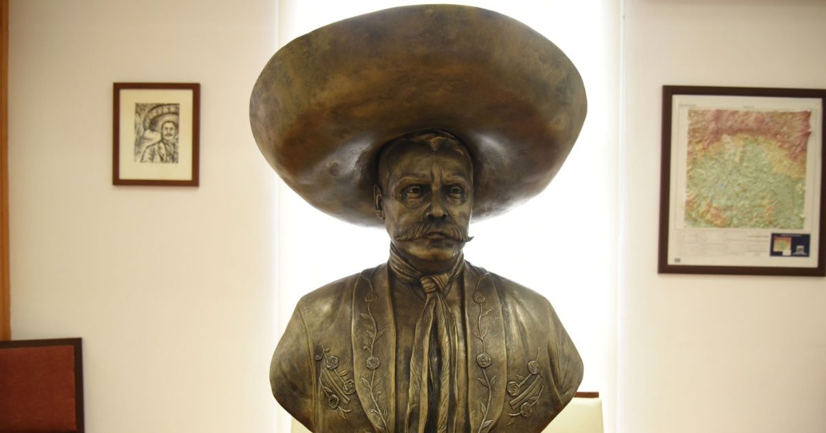 Recibe Gobierno busto de Zapata