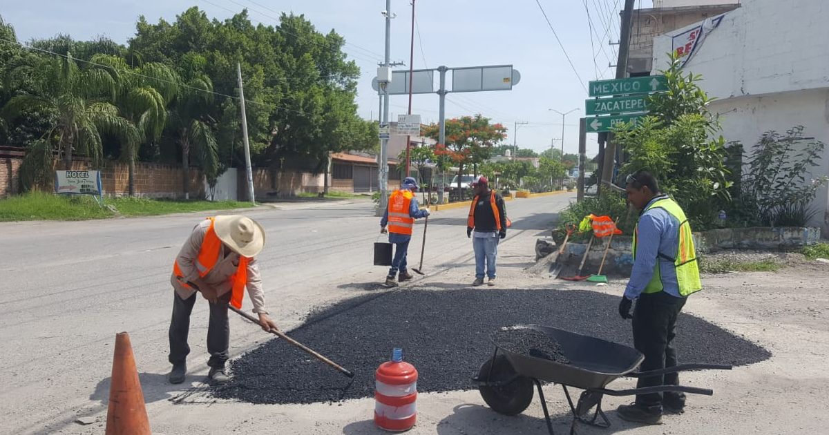 Continúan rehabilitando carreteras de Morelos