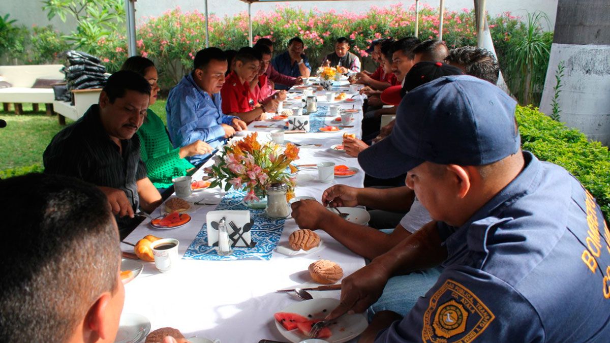 Ayala celebra al cuerpo de Bomberos