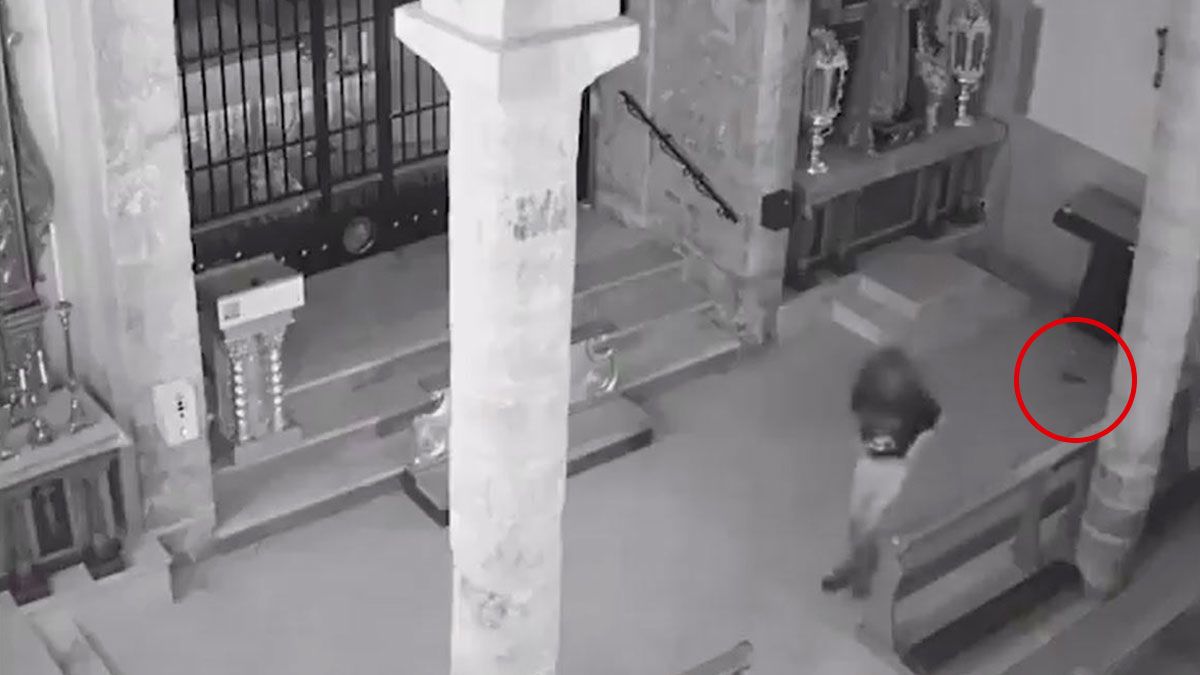 Joven hace del baño en iglesia de España