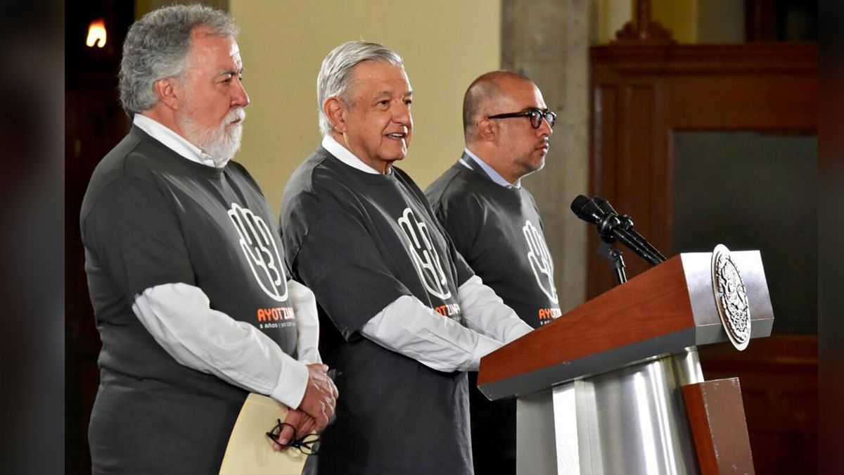 24 Morelos La matutina de AMLO con playera de los 43 de Ayotzinapa