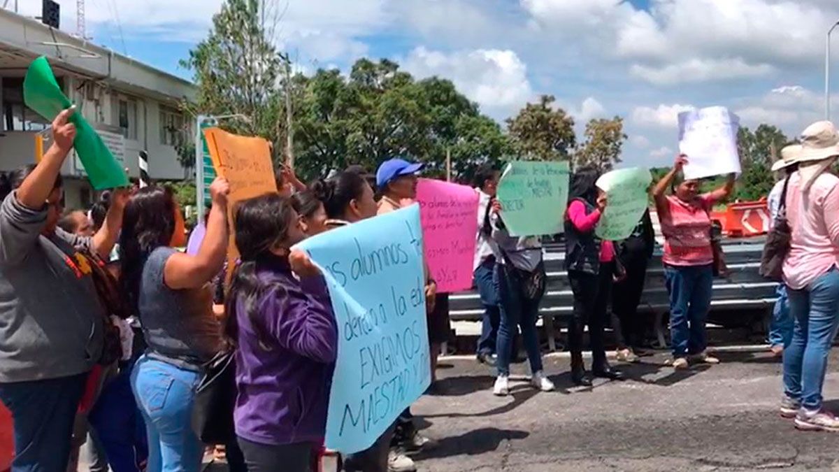 Piden padres de familia profesores en secundaria de Tepoztlán