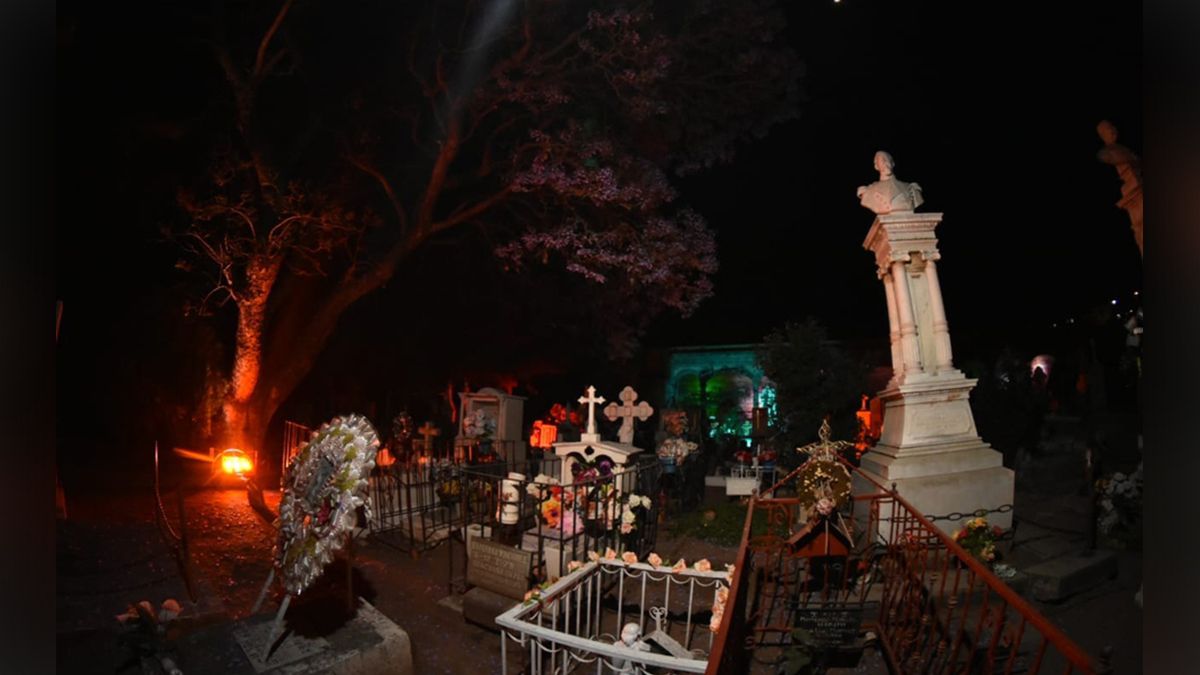 24 Morelos Panteón de noche