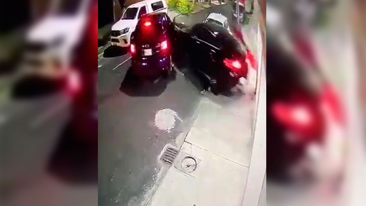 Vecino arrolla a asaltantes en CDMX