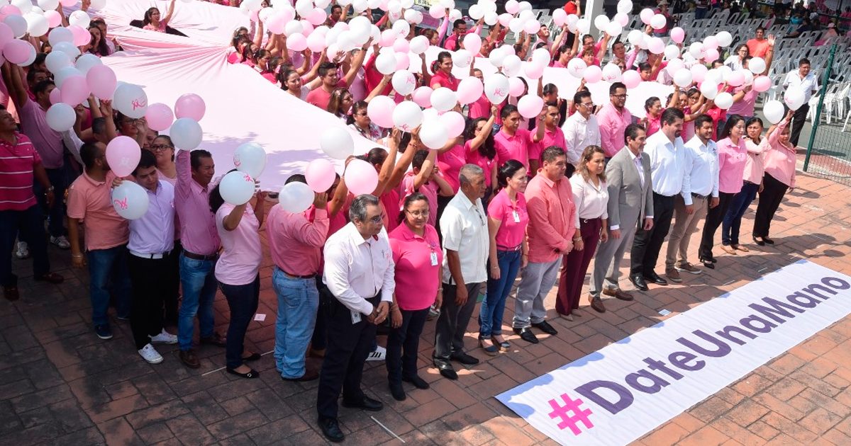 Realizan moño conminativo por el cáncer de mama