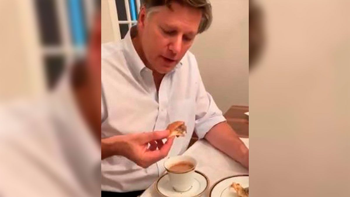 Embajador de Estados Unidos “chopea” pan de muerto