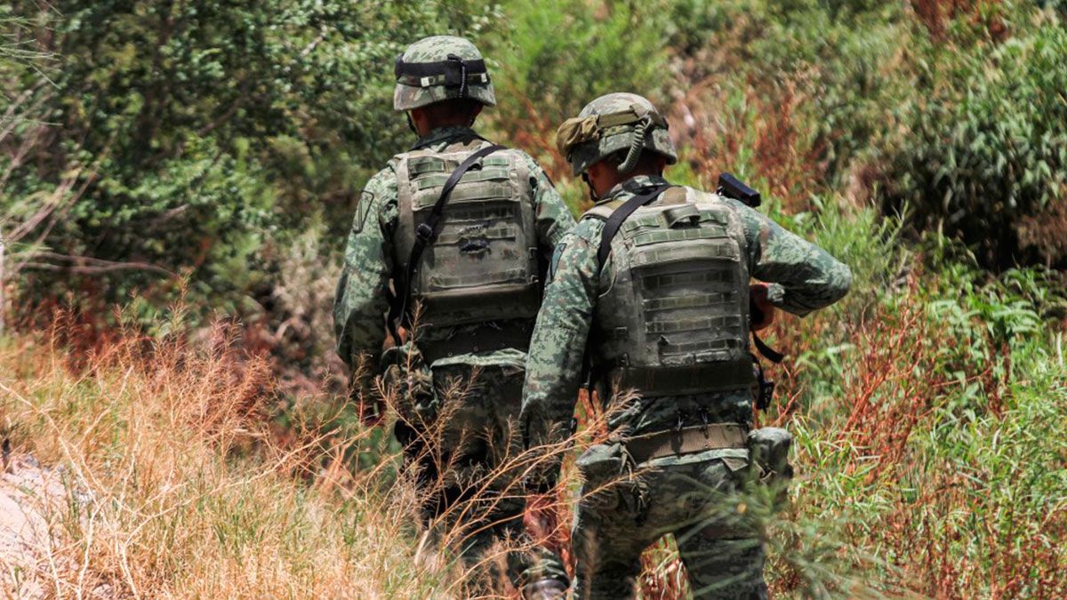 Se disfrazan migrantes de militares para cruzar la frontera