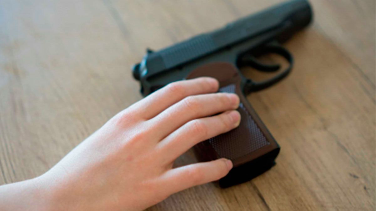 Hombre se dispara al limpiar una pistola