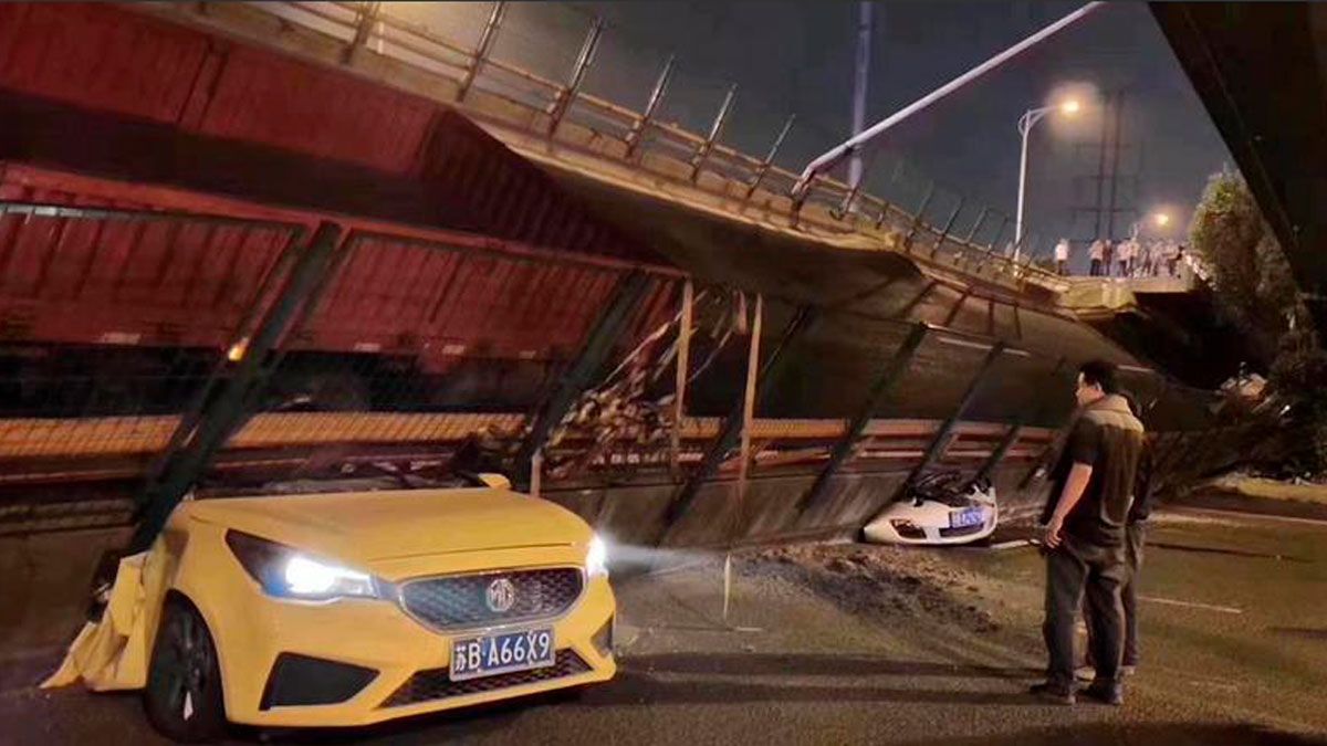 Se derrumba puente en China y deja a 3 automovilistas muertos