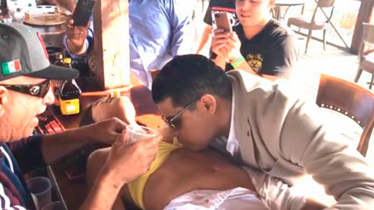 Destituyen a futuro delegado por beber tequila del cuerpo de una mujer