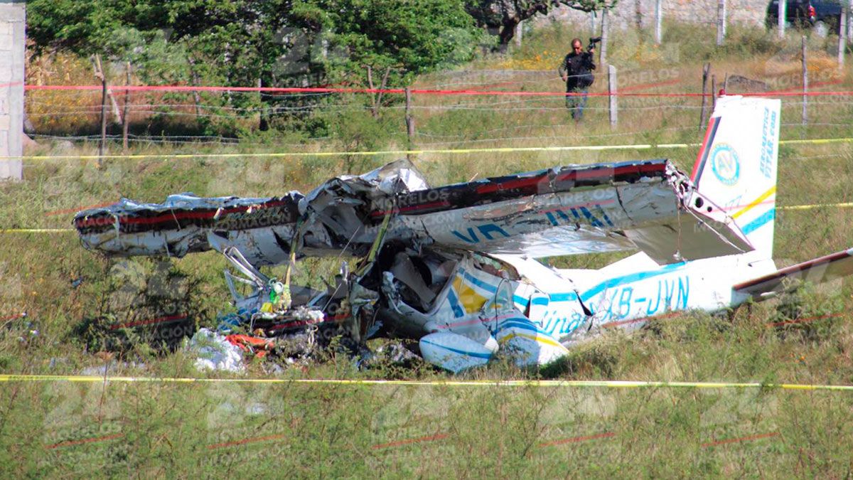 Fallecen dos tras desplome de avioneta en Temixco