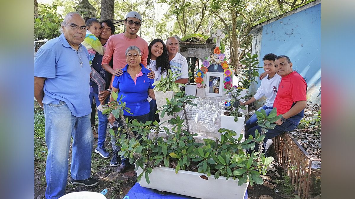 24 Morelos Familia en Panteón de Cuernavaca