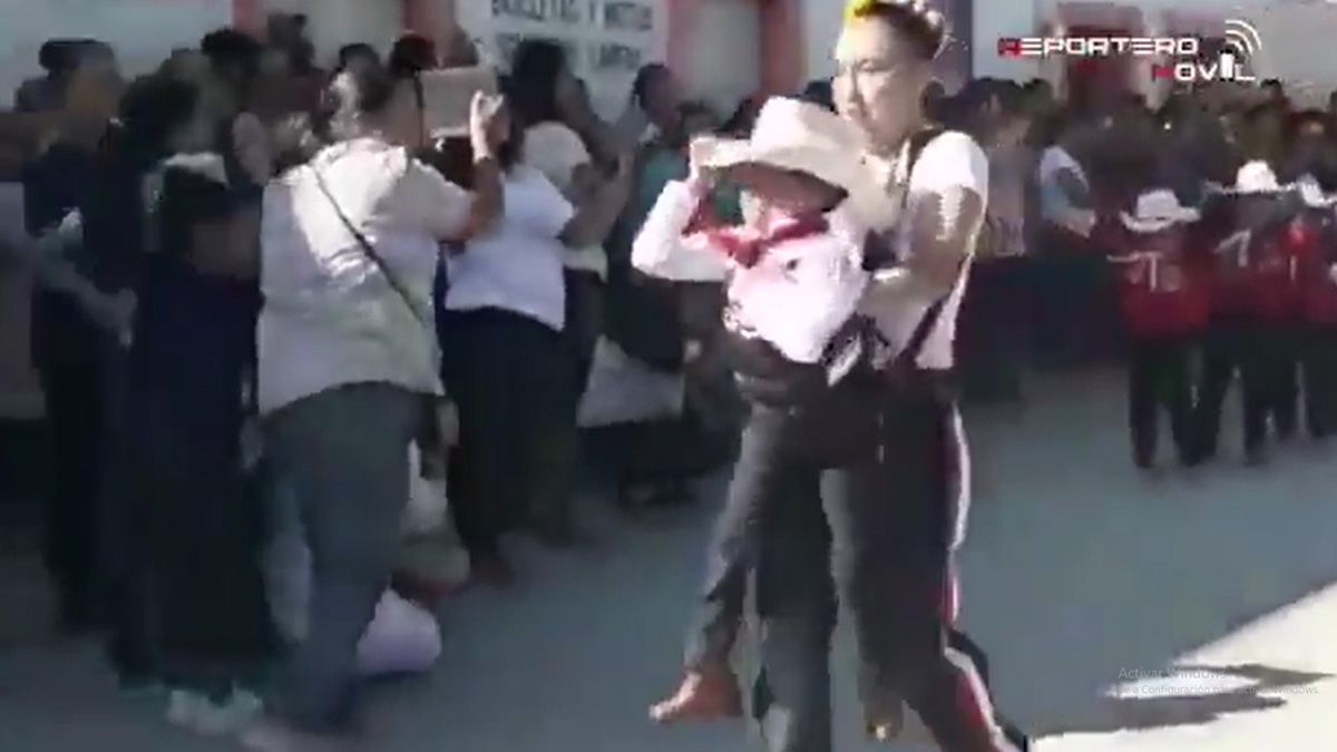 24 Morelos Maestra bailando con alumno