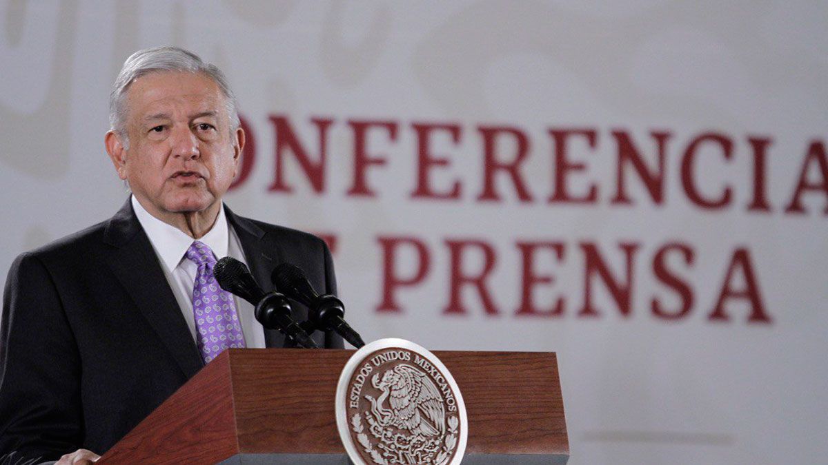Llevan serenata a AMLO por su cumpleaños