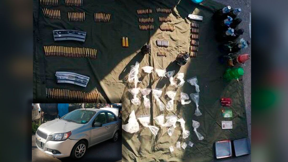 Localizan armas y droga en auto abandonado con reporte de robo