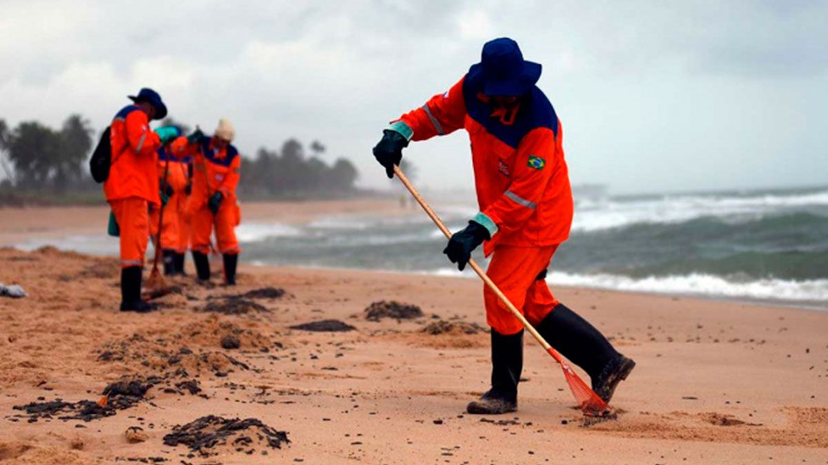 Derrame de petróleo afecta playas en Brasil
