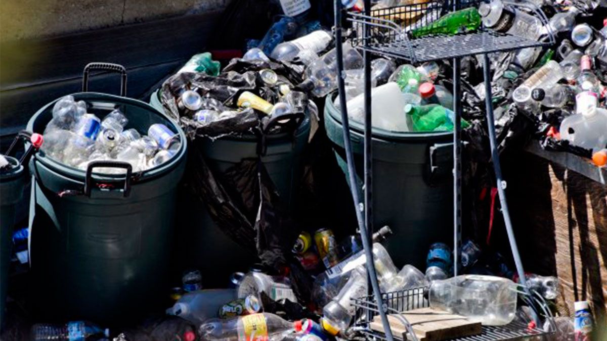 Desfile deja toneladas de basura en CDMX