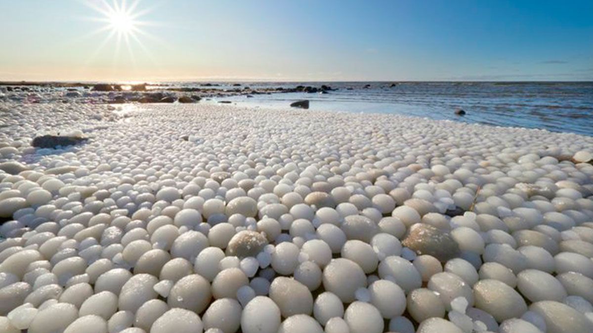 Aparecen bolas de hielo en playa de Finlandia