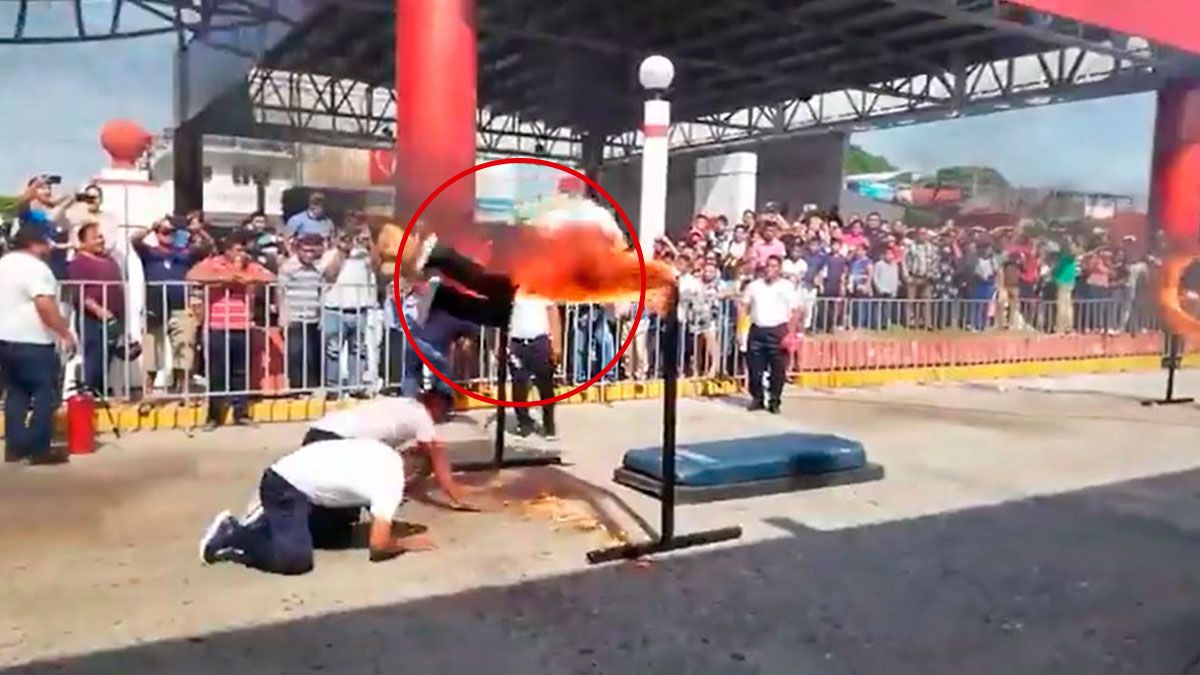 Policía arde en llamas en desfile