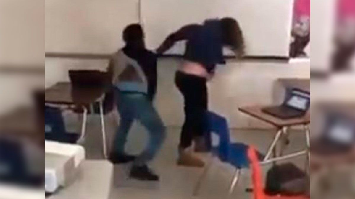 Captan pelea entre maestra y alumno en Estados Unidos