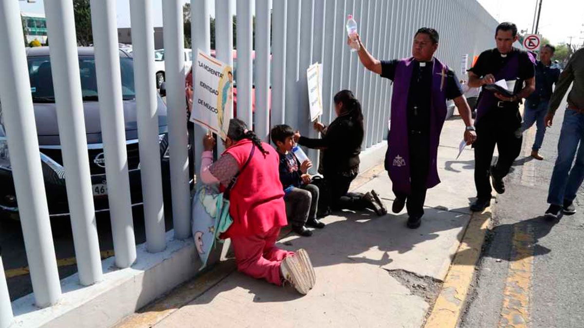 Rezan y exorcizan el Congreso de Hidalgo