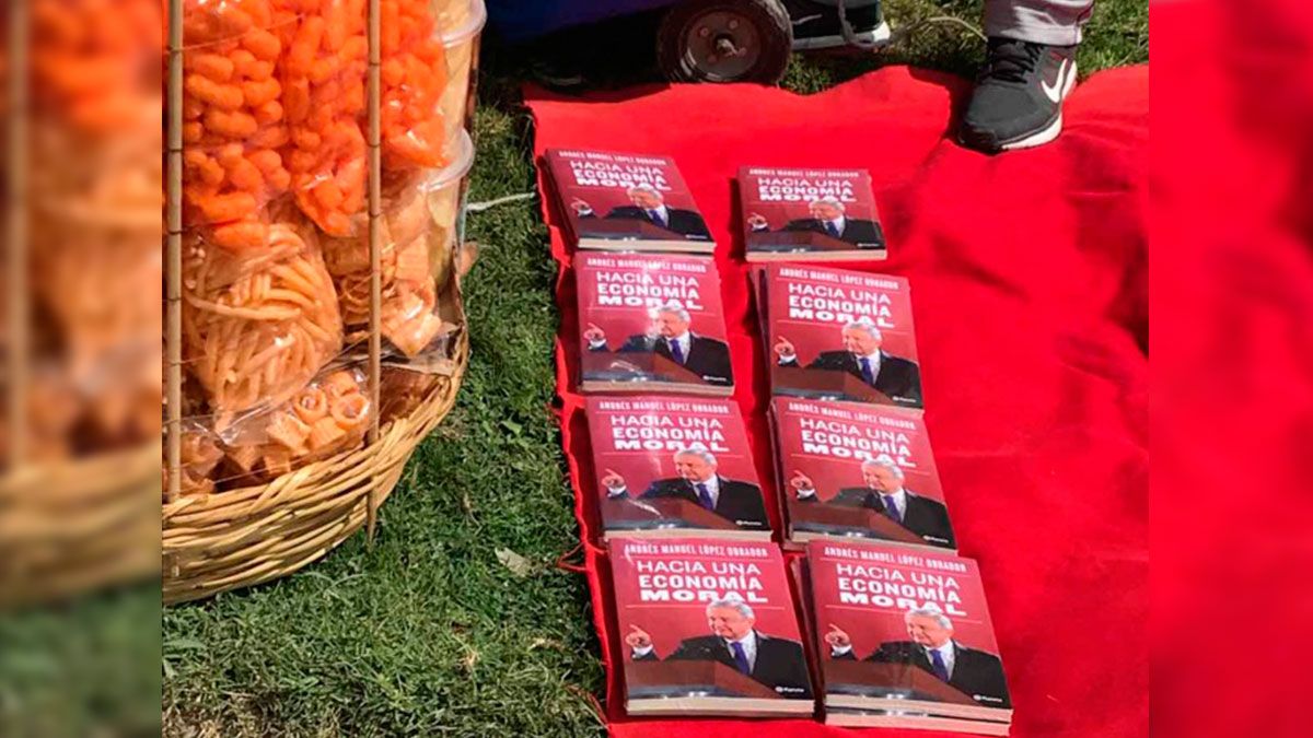 Revenden “Hacia una  Economía Moral” en 350 pesos