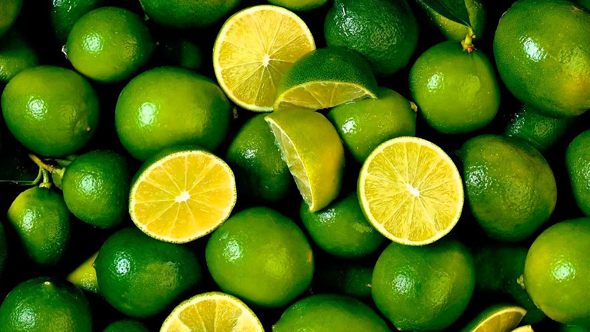 Mito: Tomar agua tibia con limón por las mañanas