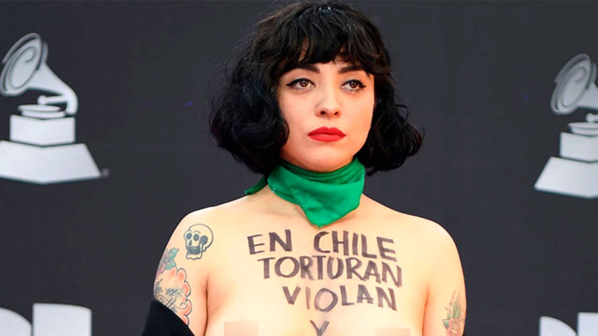 Mon Laferte protesta en los Latin Grammy’s