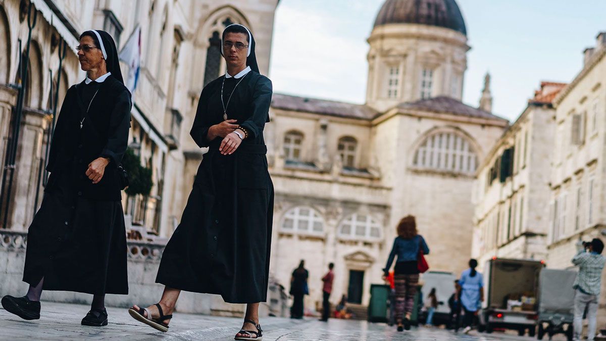 Regresan embarazadas monjas misioneras