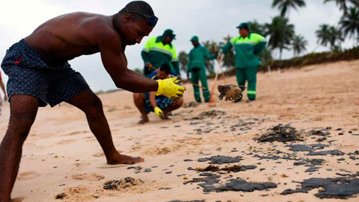 Alerta en Brasil por derrame de petróleo