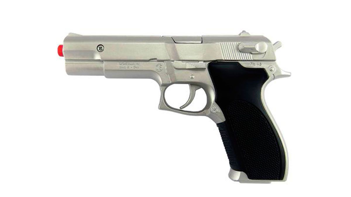 Joven amenaza a compañeras con pistola de juguete