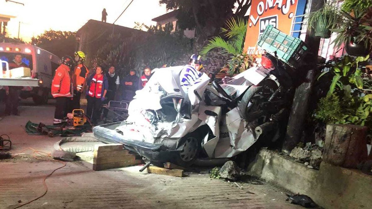 Plagian a mujer y queda prensada en taxi tras choque en Jiutepec