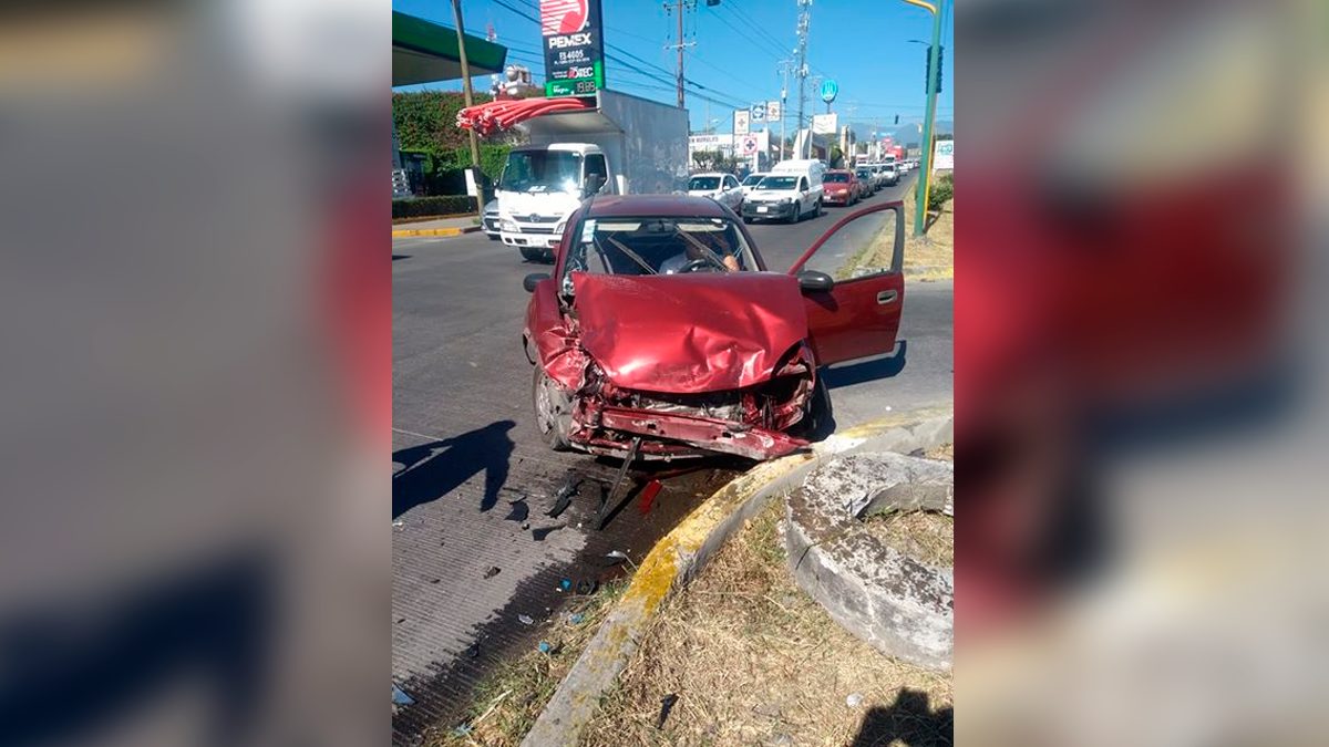Imprudencia provoca choque sobre Bulevar Cuauhnáhuac