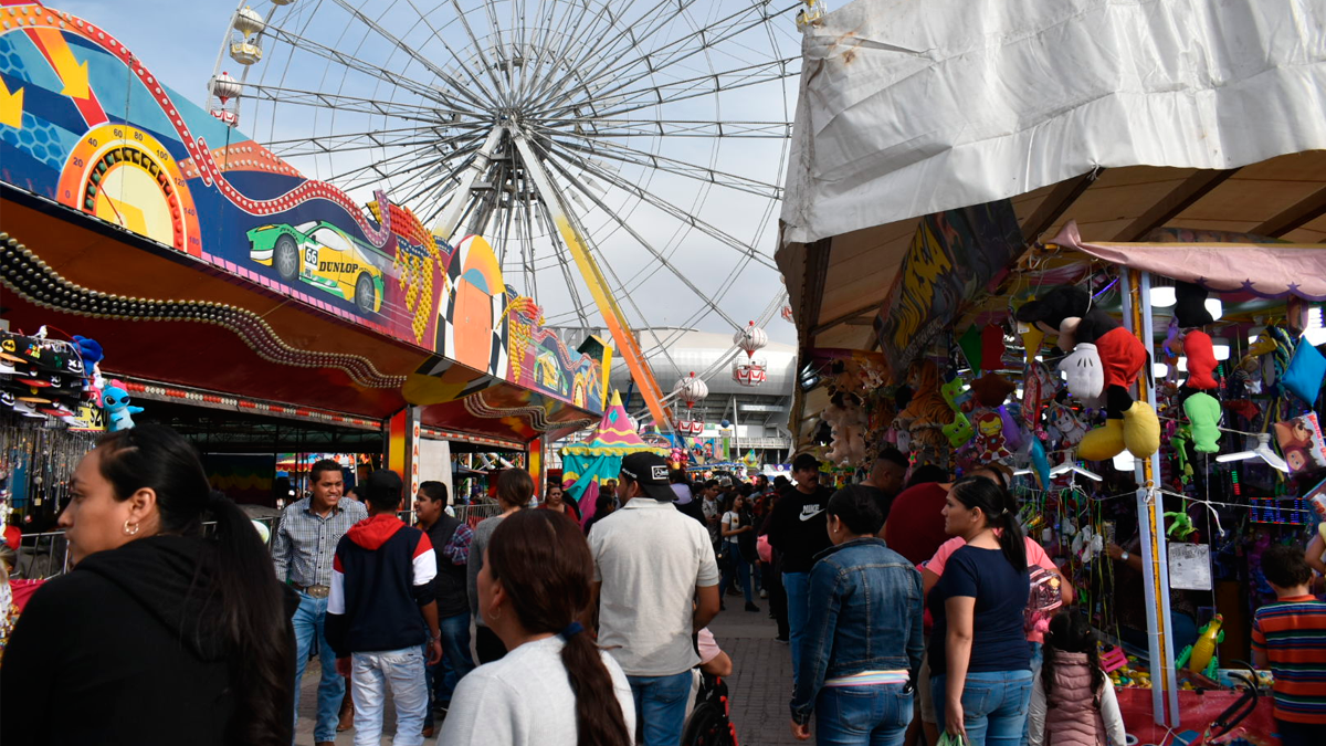 Caen cuatro niñas de juego mecánico en la Feria de León