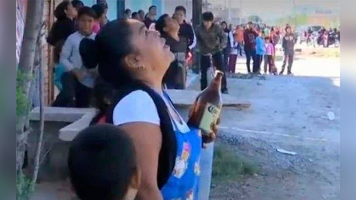 24 Morelos Mujer con cerveza