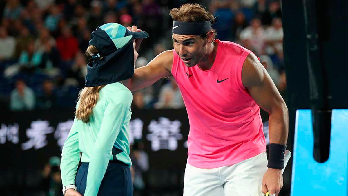 Golpea Nadal por accidente a recogepelotas en el AO