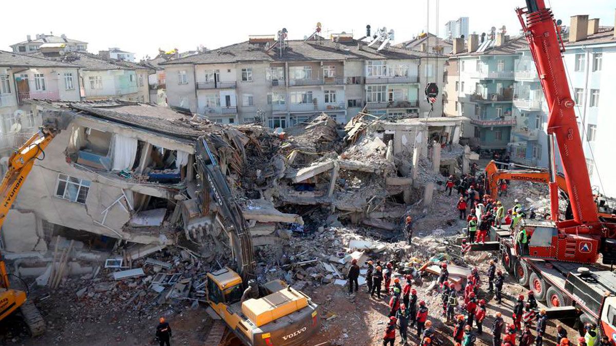 Suman 38 muertos tras sismo 6.7 en Turquía