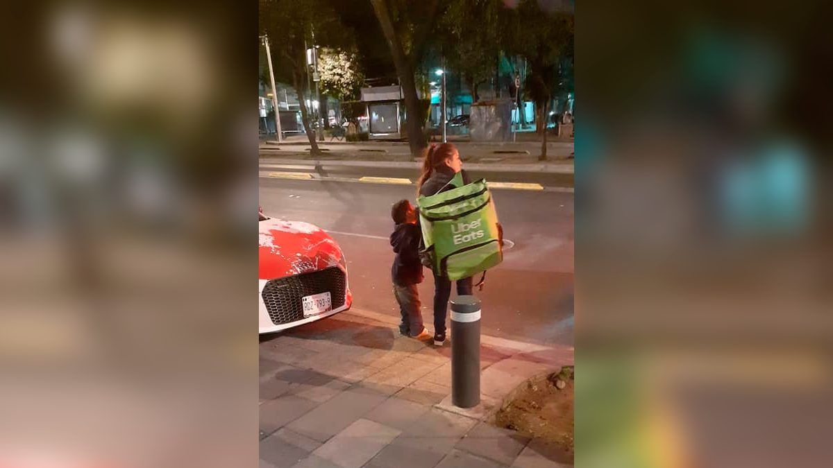 Localizan a repartidora de Uber Eats para regalarle una motocicleta