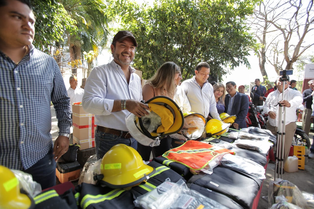 Atiende Antonio Villalobos Necesidades de Bomberos