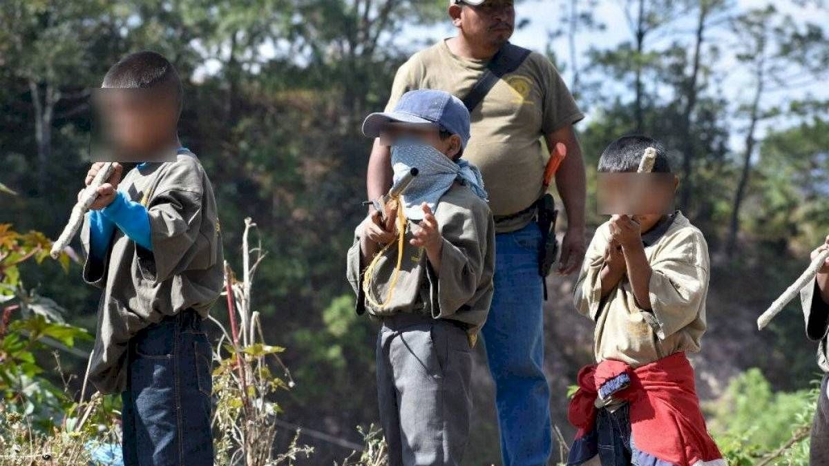 Arman a niños para combatir al crimen organizado