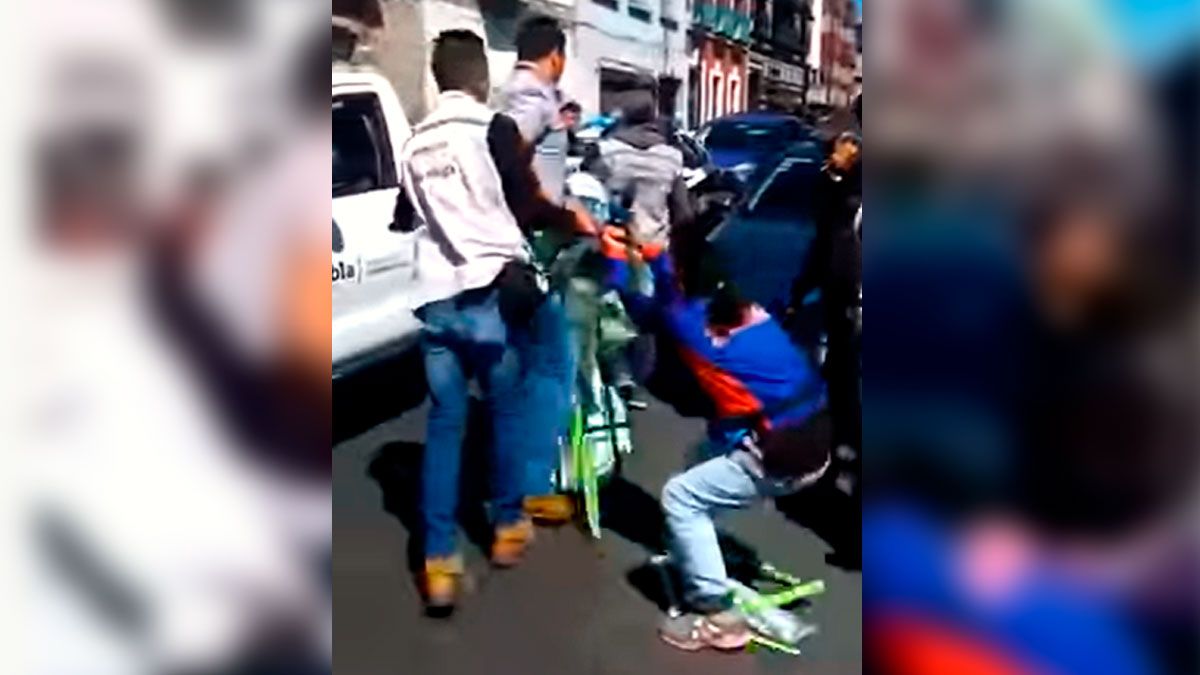 Grupo de funcionarios decomisaron mercancía a vendedora de bolis en Puebla