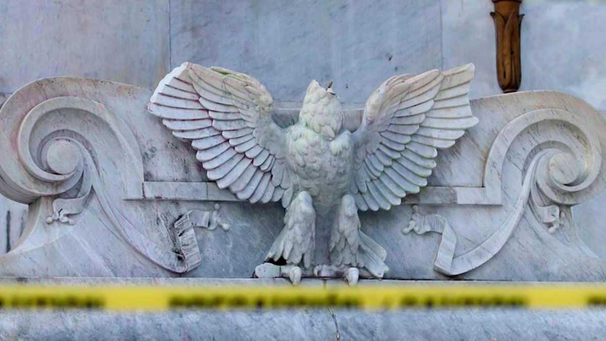 Decapitan el águila repúblicana en el Hemiciclo a Juaréz en CDM
