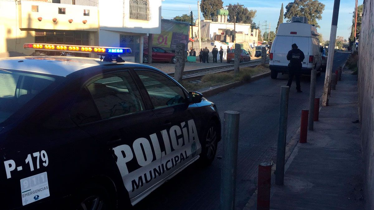 Afuera de su casa abandonan el cuerpo sin vida de su hija en Puebla