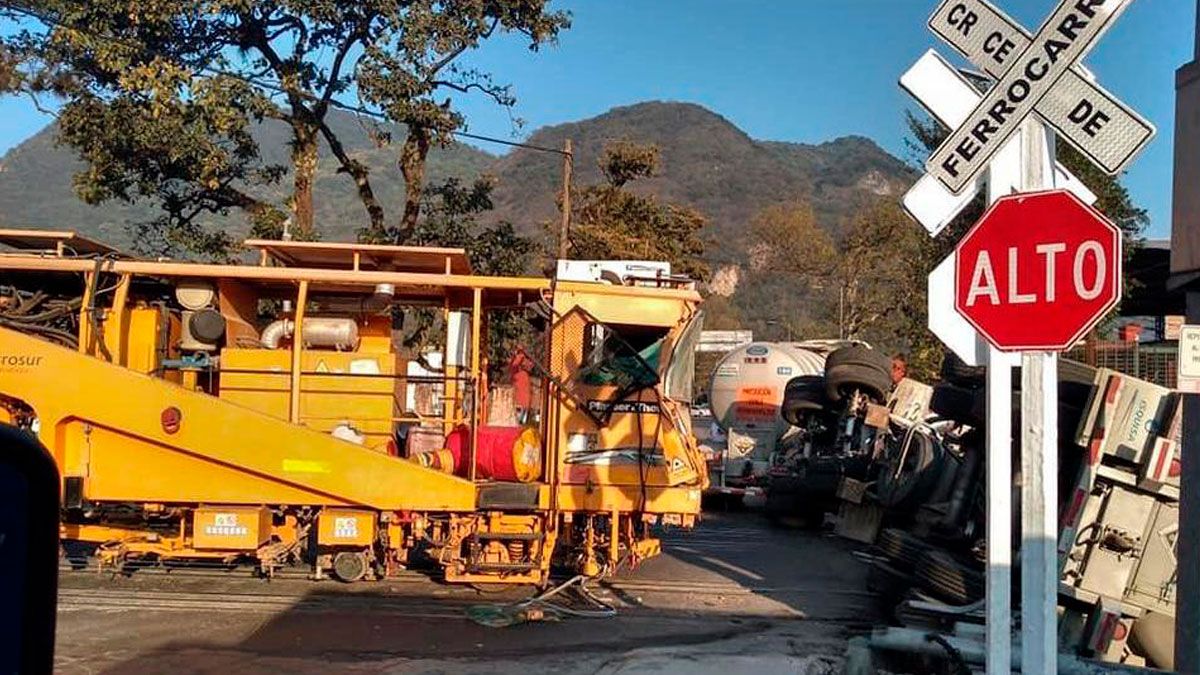 Pipa cargada de químicos intenta ganar paso al tren en Veracruz