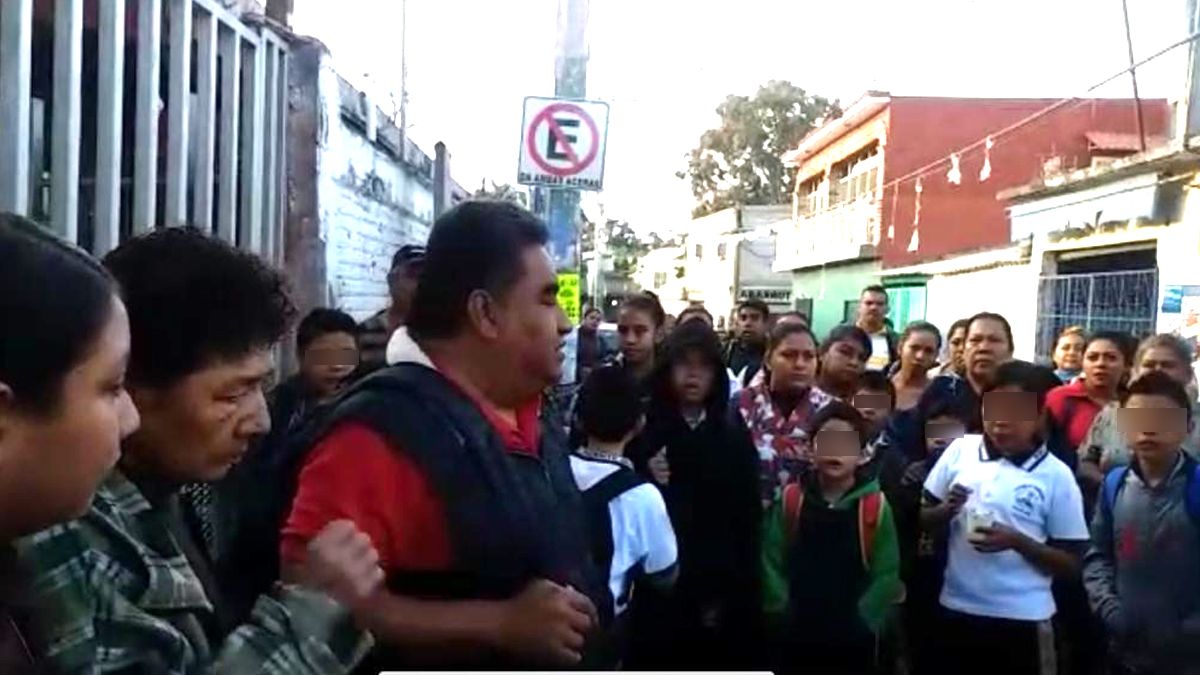 Por coronavirus, padres cierran escuela en Zacatepec