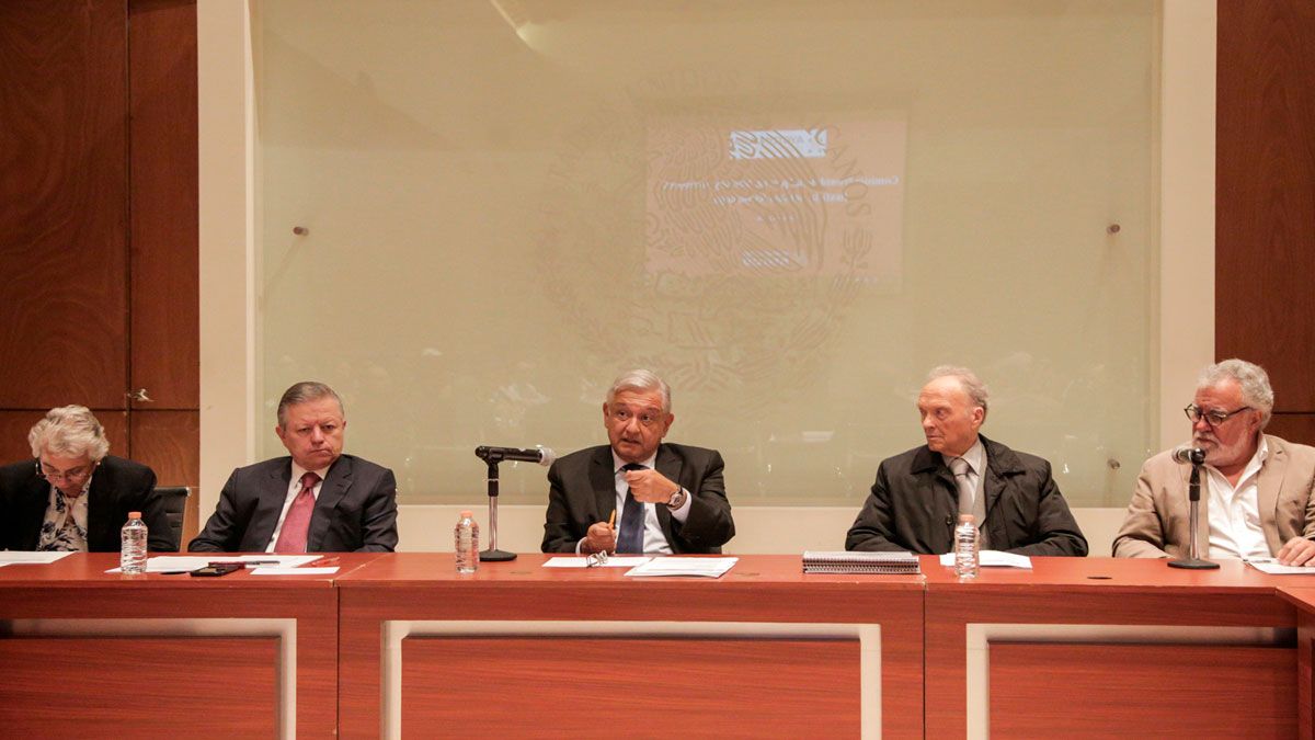 Firma AMLO convenio con FGR y SCJN por caso Ayotzinapa