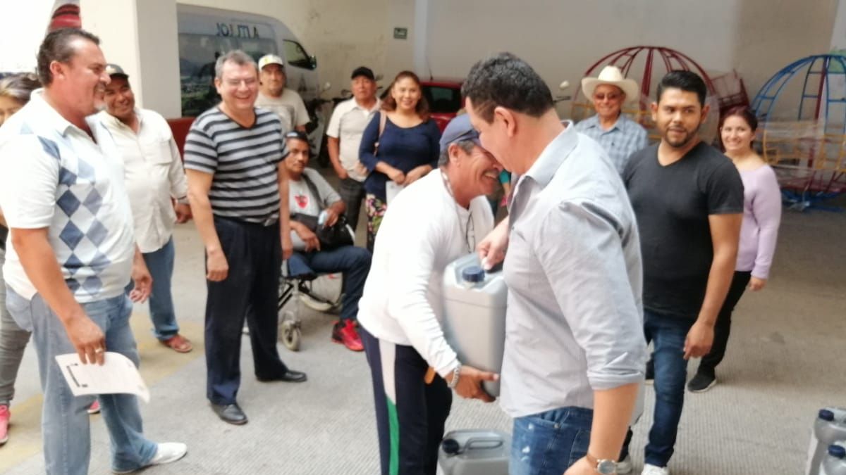 Alcalde de Jojutla entrega gel antibacterial a taxistas