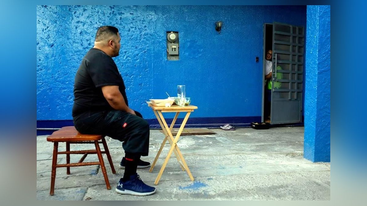 Médico come en su patio para prevenir Covid-19